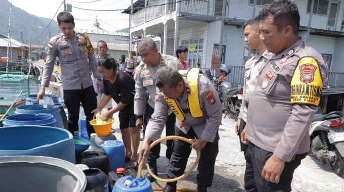 Polres Anambas Kirim 20 Ton Air Bersih ke Desa Sri Tanjung