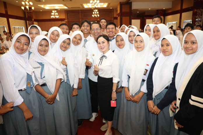 Program Prioritas Amsakar-Li Claudia Wujudkan Mimpi Anak Pulau Menuju Kampus Terbaik Program Prioritas Amsakar-Li Claudia Wujudkan Mimpi Anak Pulau Menuju Kampus Terbaik