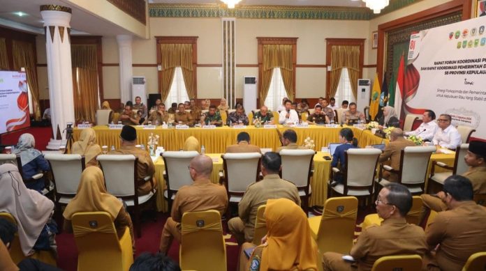 Rapat yang dipimpin Gubernur Kepulauan Riau Ansar Ahmad tersebut dihadiri unsur Forkopimda Rapat yang dipimpin Gubernur Kepulauan Riau Ansar Ahmad tersebut dihadiri unsur Forkopimda