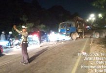 Rem Blong, Truk Crane Tabrak Jalan di Batu Besar, Pengemudi Luka Ringan Rem Blong, Truk Crane Tabrak Jalan di Batu Besar, Pengemudi Luka Ringan
