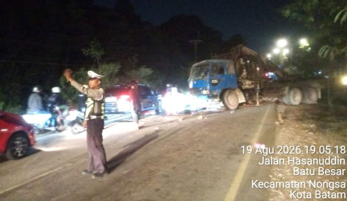 Rem Blong, Truk Crane Tabrak Jalan di Batu Besar, Pengemudi Luka Ringan