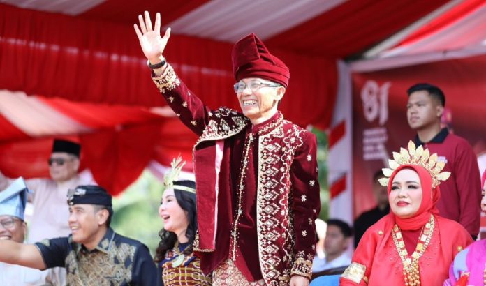 Ribuan Peserta Meriahkan Pawai Pembangunan dan Budaya Nusantara HUT Ke-81 RI di Batam Ribuan Peserta Meriahkan Pawai Pembangunan dan Budaya Nusantara HUT Ke-81 RI di Batam