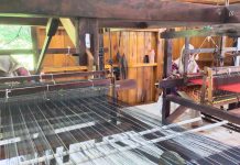 Kain motif Tampuk Manggis dan Melati Produksi Rumah Tenun Lingga Digemari di Malaysia