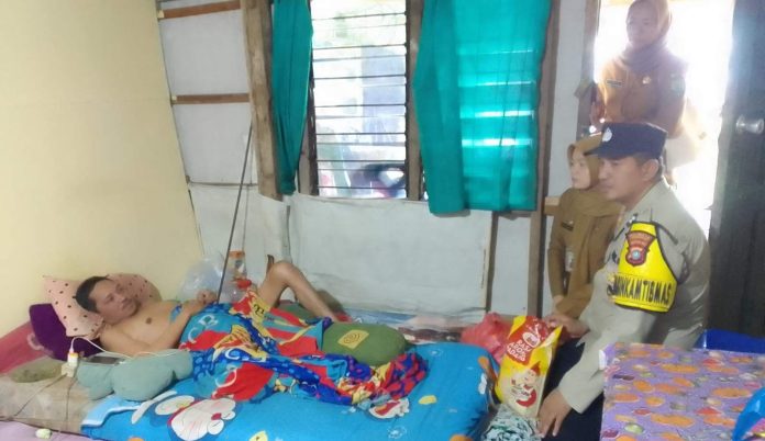 Sambut HUT RI ke-81, Polsek Bukit Bestari Bagikan 25 Paket Sembako di Tanjung Unggat