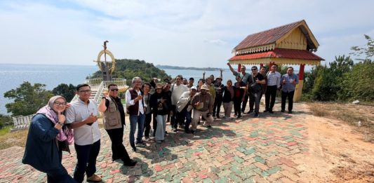 Keberadaan Tugu Khatulistiwa semakin menarik jika dikembangkan sebagai bagian dari paket wisata Lingga.