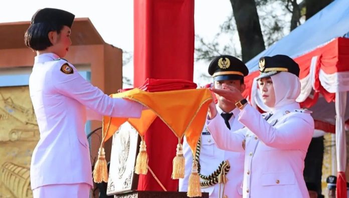 Wabup Bintan Deby Pimpin Upacara Penurunan Bendera HUT ke-81 RI di Relief Antam Kijang