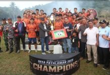 Wakil Bupati Anambas Serahkan Piala Juara Turnamen Sepak Bola HUT Desa Payalaman Wakil Bupati Anambas Serahkan Piala Juara Turnamen Sepak Bola HUT Desa Payalaman