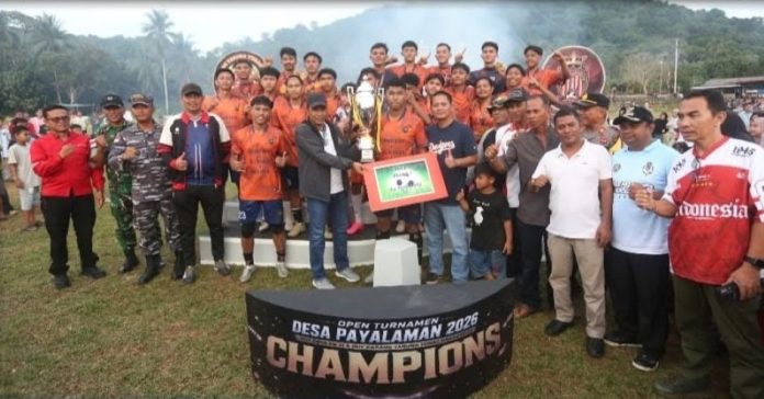 Wakil Bupati Anambas Serahkan Piala Juara Turnamen Sepak Bola HUT Desa Payalaman Wakil Bupati Anambas Serahkan Piala Juara Turnamen Sepak Bola HUT Desa Payalaman