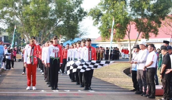Wakil Bupati Lingga secara resmi melepas peserta Gerak Jalan Dabo Singkep