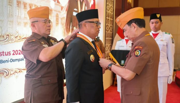 Wakil Gubernur Kepulauan Riau Nyanyang Haris Pratamura menerima Anugerah Bintang Veteran Wakil Gubernur Kepulauan Riau Nyanyang Haris Pratamura menerima Anugerah Bintang Veteran