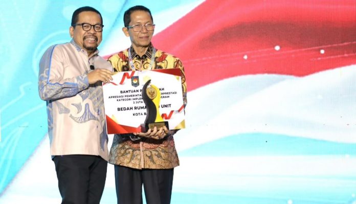 Wali Kota Batam, Amsakar Achmad 2 Batam menerima Apresiasi Pemerintah Daerah Berprestasi