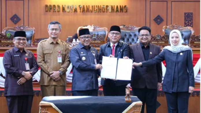 Wali Kota Tanjungpinang Bersama DPRD Tandatangani Kesepakatan Perubahan Wali Kota Tanjungpinang Bersama DPRD Tandatangani Kesepakatan Perubahan KUA dan PPAS 2026