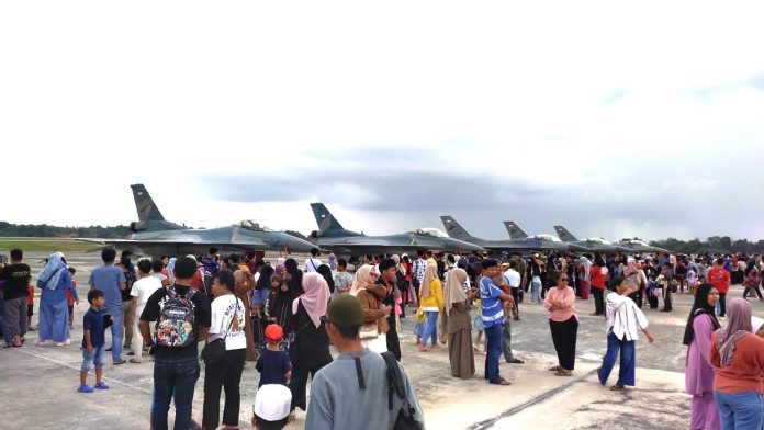 Warga Batam Padati Open Base Hang Nadim, Edukasi Langsung Anak Anak Lihat Jet Tempur F-16 2 Warga Batam Padati Open Base Hang Nadim, Edukasi Langsung Anak Anak Lihat Jet Tempur F-16