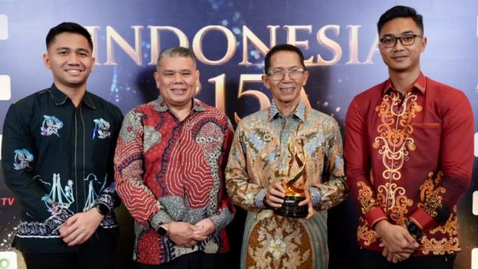 Amsakar Terima Penghargaan Kategori Daerah Peduli Layanan Publik dan Keterbukaan Informasi Amsakar Terima Penghargaan Kategori Daerah Peduli Layanan Publik dan Keterbukaan Informasi