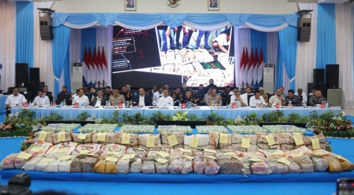 Bareskrim Polri dan Aparat Gabungan Sita 800 Kg Ketamin Bareskrim Polri dan Aparat Gabungan Sita 800 Kg Ketamin dari Kapal Fuchangxing 1 di Perairan Anambas