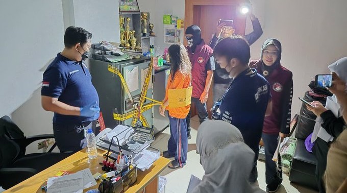 Bareskrim Rekonstruksi 29 Adegan Kasus Narkoba di Planet Batam, 14 Tersangka Dihadirkan Bareskrim Rekonstruksi 29 Adegan Kasus Narkoba di Planet Batam, 14 Tersangka Dihadirkan