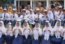 Bupati Aneng Serahkan Bantuan Perlengkapan Sekolah ke 90 Siswa Baru di SMPN 2 Siantan Bupati Aneng Serahkan Bantuan Perlengkapan Sekolah ke 90 Siswa Baru di SMPN 2 Siantan