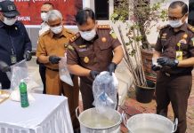 Kejari Karimun Musnahkan 4 Kilogram Sabu, 152 Gram Ganja dan 57 Gram Ekstasi Kejaksaan Negeri (Kejari) Karimun, memusnahkan ribuan gram barang bukti narkotika