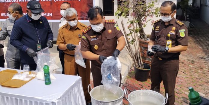 Kejaksaan Negeri (Kejari) Karimun, memusnahkan ribuan gram barang bukti narkotika Kejaksaan Negeri (Kejari) Karimun, memusnahkan ribuan gram barang bukti narkotika