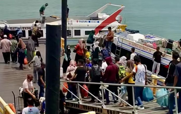 mantan Gubernur Kepri Nurdin Basirun mendatangi ruang kapten kapal di Pelabuhan Karimun