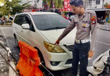 Mobil Kaget Disalip Motor, Injak Gas hingga Tabrak Pos Parkir di Karimun Sebuah Toyota Kijang Innova putih, BP 1178 KC,