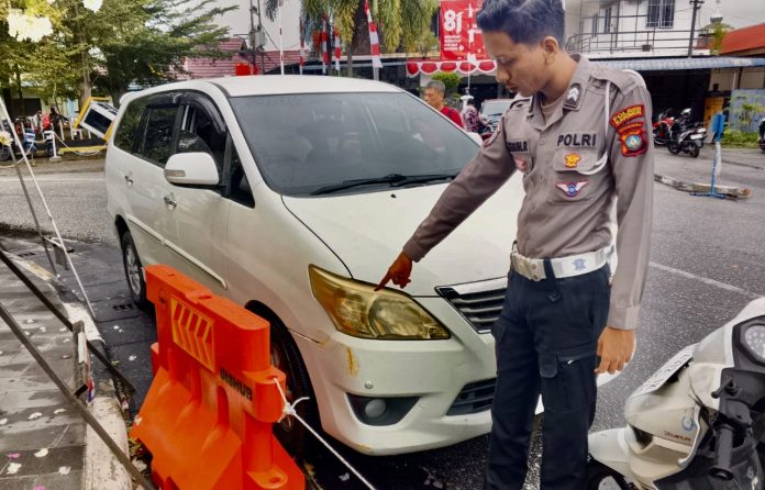 Sebuah Toyota Kijang Innova putih, BP 1178 KC, Sebuah Toyota Kijang Innova putih, BP 1178 KC,