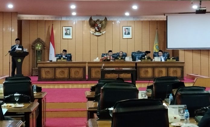 Ketua DPRD Kabupaten Karimun, Raja Rafiza saat memimpin rapat paripurna