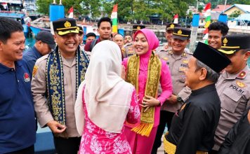 Kapolres AKBP Misbachul Munir Disambut Tepung Tawar dan Kain Cual dari LAM Anambas Kapolres Kepulauan Anambas AKBP Misbachul Munir