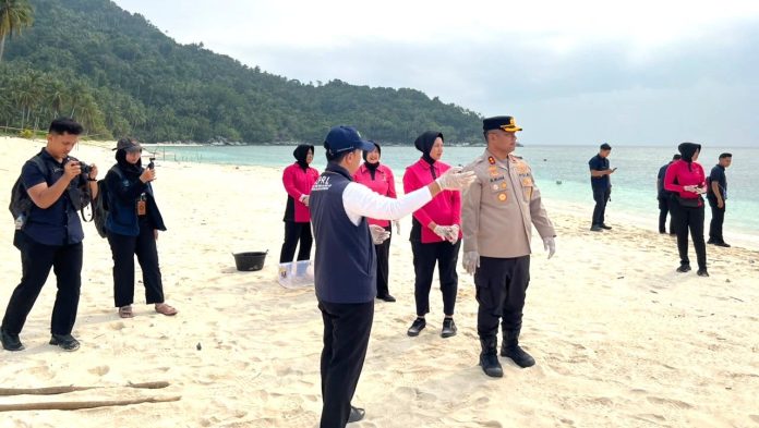Kapolres Kepulauan Anambas AKBP Misbachul Munir saat lepaskan Tukik
