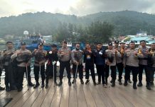 Kapolsek Siantan dan KOMBE-PANTAS Bersihkan Sampah Plastik di Pantai Tarempa Kapolsek Siantan dan KOMBE-PANTAS Bersihkan Sampah Plastik di Pantai Tarempa