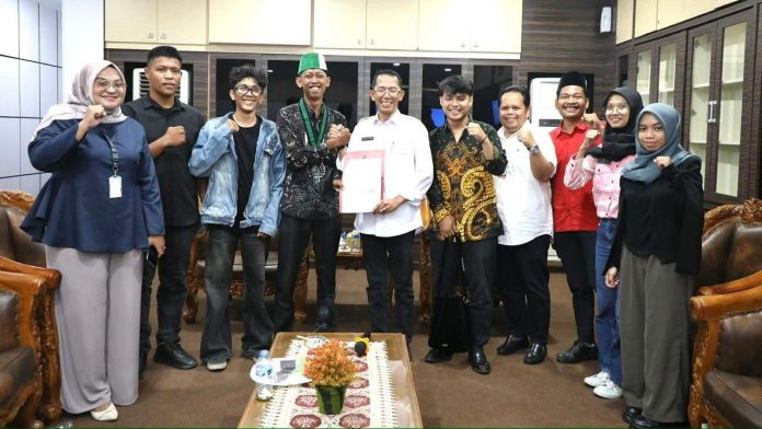 Koalisi Angkatan Muda Bersatu Kota Batam Wali Kota Batam, Amsakar Achmad, membuka ruang dialog dengan mahasiswa dan pemuda yang tergabung dalam Koalisi Angkatan Muda Bersatu Kota Batam untuk membahas berbagai persoalan pembangunan serta tata kelola pemerintahan di Kota Batam. Ruang dialog tersebut berlangsung di Kantor Wali Kota Batam, Rabu (2/9/2026).