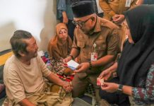 Lis Darmansyah Serahkan Kartu Bima Sakti, Pastikan Bantuan Tepat Sasaran Lis Darmansyah Serahkan Kartu Bima Sakti, Pastikan Bantuan Tepat Sasaran