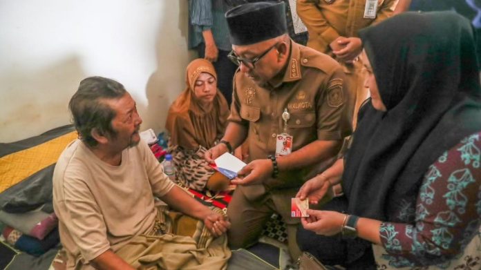 Lis Darmansyah Serahkan Kartu Bima Sakti, Pastikan Bantuan Tepat Sasaran