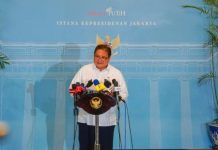 Pemerintah Siapkan Bantuan Pangan Hadapi Ancaman El Nino dan Dampak Erupsi Gunung Berapi Menko Bidang Perekonomian Airlangga Hartarto memberikan keterangannya kepada rekan-rekan media di Istana Merdeka, Jakarta