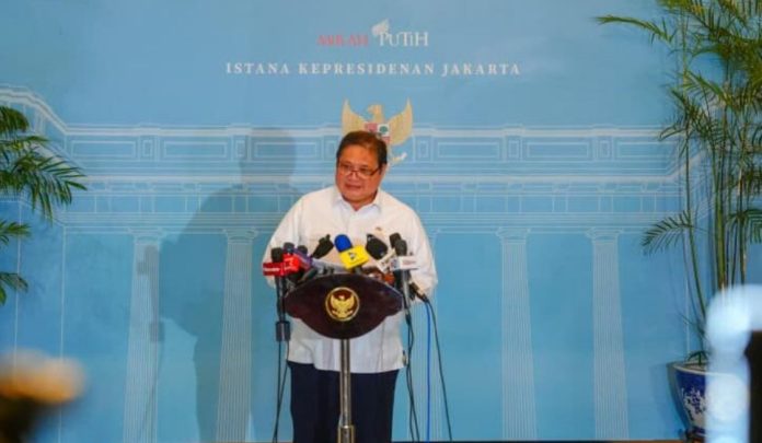 Menko Bidang Perekonomian Airlangga Hartarto memberikan keterangannya kepada rekan-rekan media di Istana Merdeka, Jakarta