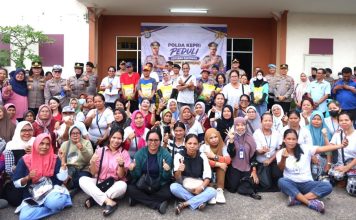 Polda Kepri Salurkan Bansos untuk 1.025 Karyawan PT Ghim Li Indonesia Polda Kepri menyalurkan bantuan sosial kepada 1.025 karyawan PT Ghim Li Indonesia di Kawasan Industri Tunas