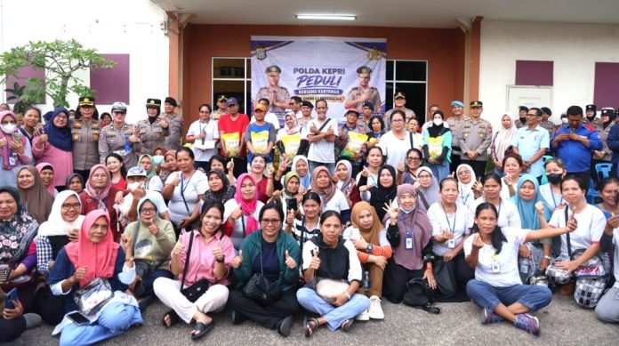 Polda Kepri menyalurkan bantuan sosial kepada 1.025 karyawan PT Ghim Li Indonesia di Kawasan Industri Tunas