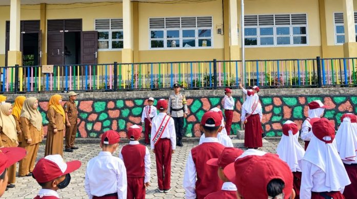Polsek Palmatak Tanamkan Semangat Generasi Indonesia Emas di Sekolah Polsek Palmatak Tanamkan Semangat Generasi Indonesia Emas di Sekolah