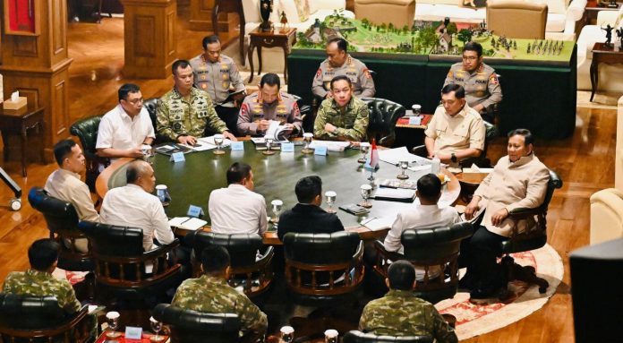Presiden Prabowo Subianto menerima Panglima TNI Jenderal TNI Agus Subiyanto dan Kapolri Presiden Prabowo Subianto menerima Panglima TNI Jenderal TNI Agus Subiyanto dan Kapolri Jenderal Polisi Listyo Sigit Prabowo di kediamannya di Hambalang, Kabupaten.