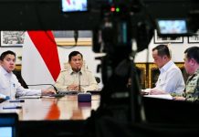 Erupsi Anak Krakatau Menurun, Pemerintah Percepat Pemulihan Penerbangan dan Siapkan OMC Presiden Prabowo saat memimpin rapat terbatas