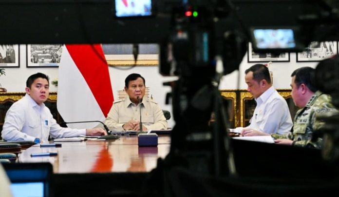 Presiden Prabowo rapat bahas Anak Krakatau Presiden Prabowo saat memimpin rapat terbatas