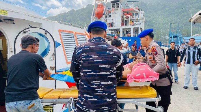 TNI-Polri dan Warga Bantu Warga Sakit Naik Kapal TNI-Polri dan Warga Bantu Warga Sakit Naik Kapal