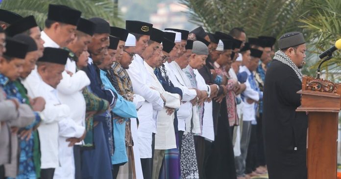 Wabup Anambas Gelar Salat Istisqa Bersama Masyarakat Wabup Anambas Gelar Salat Istisqa Bersama Masyarakat, Panjatkan Doa Memohon Hujan