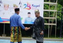 Wabup Lingga Novrizal Ajak Masyarakat Perkuat Persatuan di HUT ke-24 Kepri Wabup Lingga Novrizal Ajak Masyarakat Perkuat Persatuan di HUT ke-24 Kepri