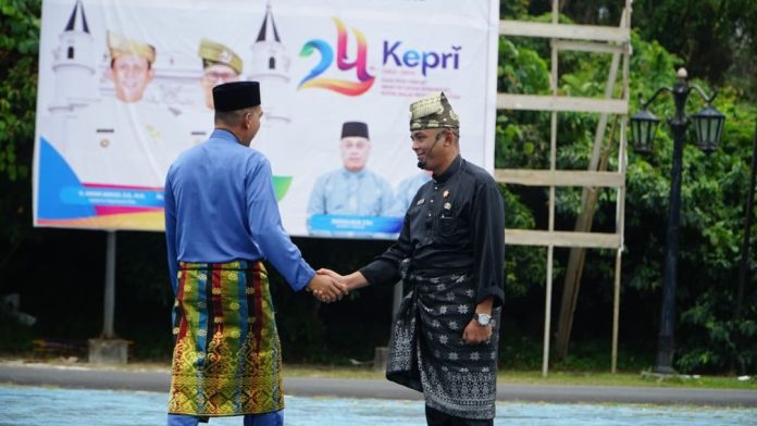 Wabup Lingga Novrizal Ajak Masyarakat Perkuat Persatuan di HUT ke-24 Kepri Wabup Lingga Novrizal Ajak Masyarakat Perkuat Persatuan di HUT ke-24 Kepri