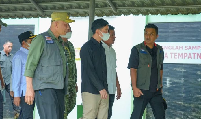Wapres Gibran Jenguk Korban Banjir Bandang di RSUD Arosuka Wapres Gibran Jenguk Korban Banjir Bandang di RSUD Arosuka