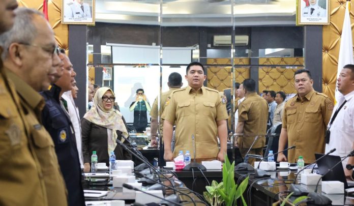 Bupati Bintan Roby Kurniawan memimpin Rapat Pilkades Bupati Bintan Roby Kurniawan memimpin Rapat Pilkades