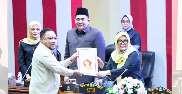 Bupati Bintan Roby Kurniawan saat menghadiri Rapat Paripurna DPRD Kabupaten Bintan