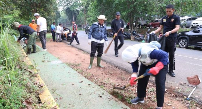 Gubernur Kepri Turun Langsung Bersihkan Taman Kolam Kijang