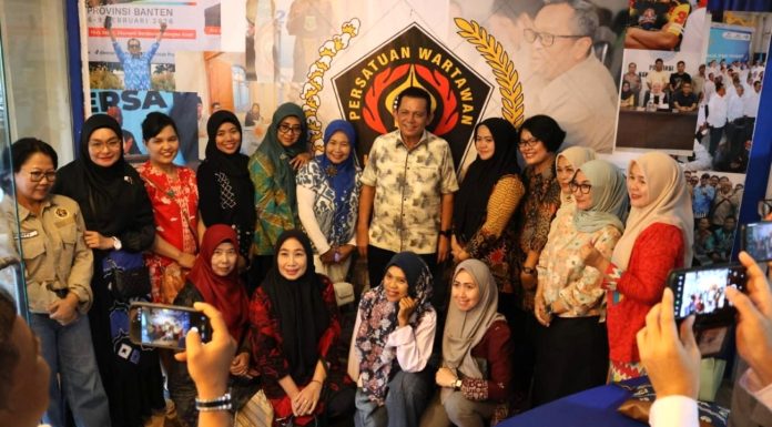 Gubernur Kepulauan Riau Ansar Ahmad bersama IKWI Kepri